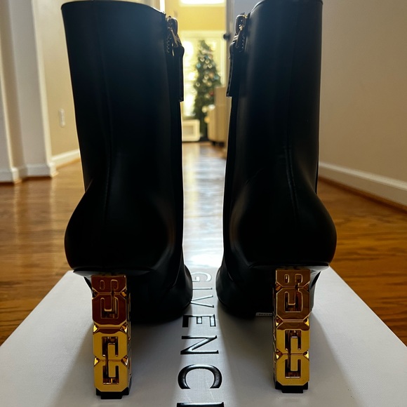 😊SOLD😊Givenchy G Cube Ankle black booties in size 37 - Picture 9 of 14